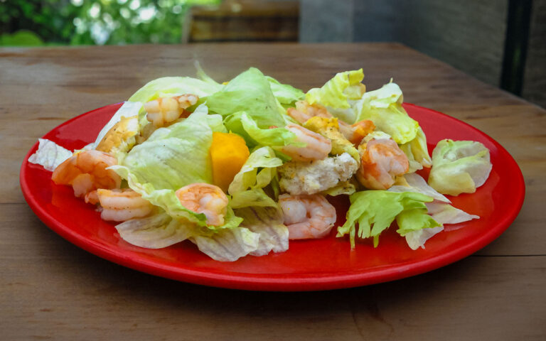 Salada de folhas com camarão e manga